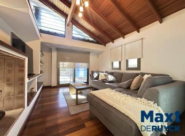 Casa · 250m² · 5 Ambientes · 2 Cocheras · Casa 4 Ambientes con Pileta y Hermoso Quincho, Impecable