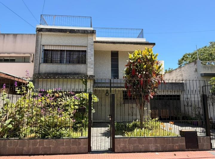 Casa · 121m² · 6 Ambientes · 2 Cocheras