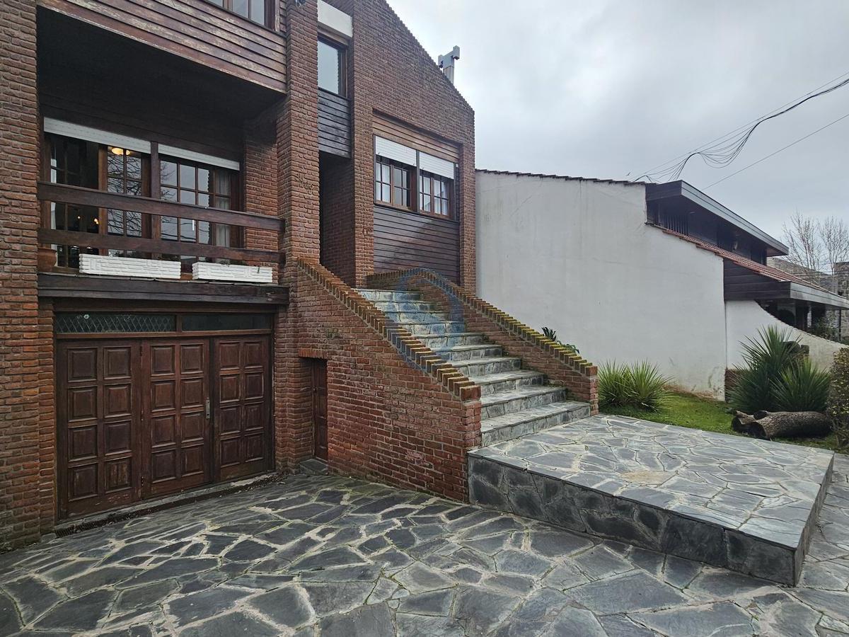 Chalet 7 amb, 223m² con patio y cochera — Divino Rosotro