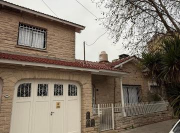 Casa · 150m² · 3 Dormitorios · 1 Cochera · Chalet PH 4 Ambientes Garage. a Nuevo La Perla
