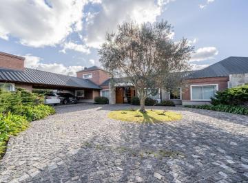 Casa · 430m² · 5 Ambientes · 6 Cocheras · Casa en Haras Argentino Farm Club, Luján – 4 Suites, Pileta, Casa de Huéspedes y Máxima Seguridad