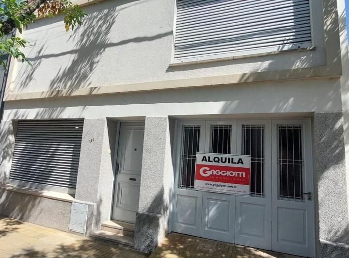 Casa · 7 Ambientes · 1 Cochera