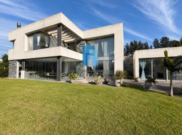 Casa · 450m² · 7 Ambientes · 2 Cocheras · Casa en Venta en Albanueva