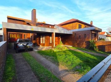 Casa · 110m² · 6 Ambientes · 1 Cochera · Importante Casa de Categoria de 6 Ambientes - Ideal Vivienda Permanente