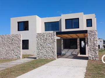 Casa · 254m² · 6 Ambientes · 1 Cochera · Casa en Venta 3 Dorm. en Suite con Pileta - Pilará Tilbury.