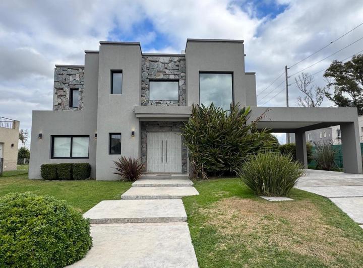 Casa · 250m² · 4 Ambientes · 3 Cocheras