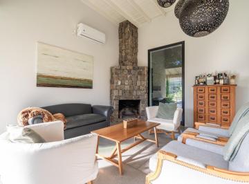 Casa · 227m² · 5 Ambientes · Casa en Alquiler Temporario Sobre Lote Central de 2.400 m² en Chacras del Ocho, Al Lado de Pilará