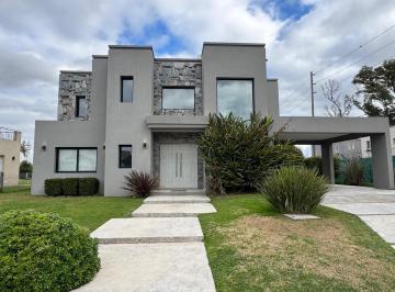Casa · 250m² · 4 Ambientes · 3 Cocheras · Hermosa Casa en Alquiler en Weston