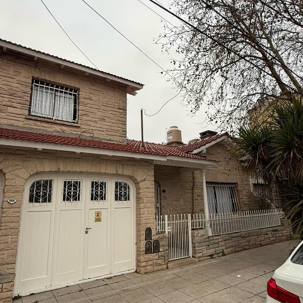PH estilo chalet 4 amb, 150m² reciclado a nuevo con cochera — Pompeya