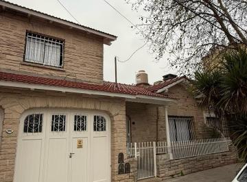 PH · 150m² · 4 Ambientes · 1 Cochera · PH Estilo Chalet de 4 Amb con Garage, Recilado a Nuevo.