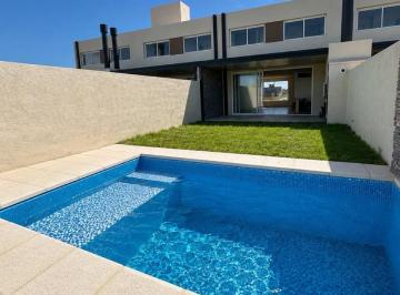Casa · 142m² · 4 Ambientes · 2 Cocheras · Casa en Alquiler en Docta Nobu, con Gran Patio y Pileta