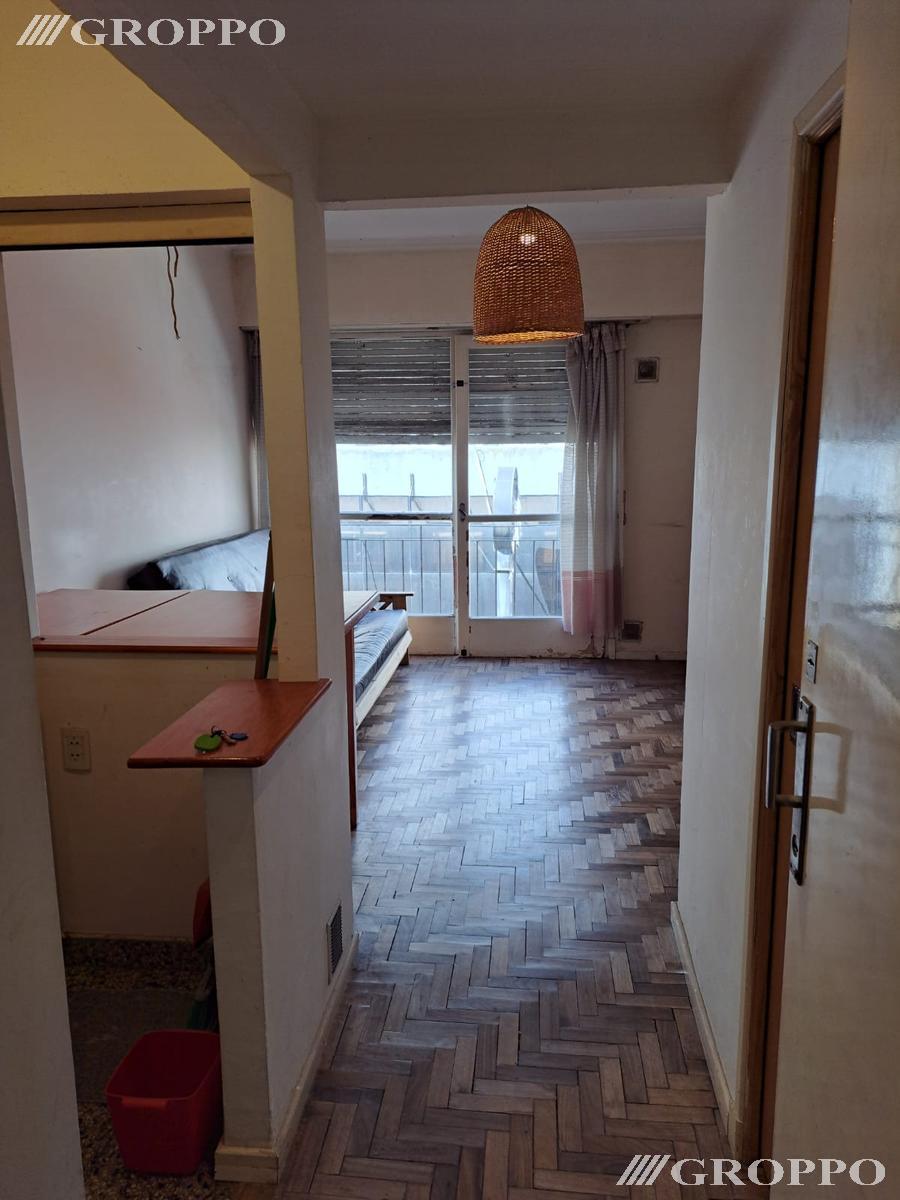 Departamento de 1 ambiente a la calle con balcón