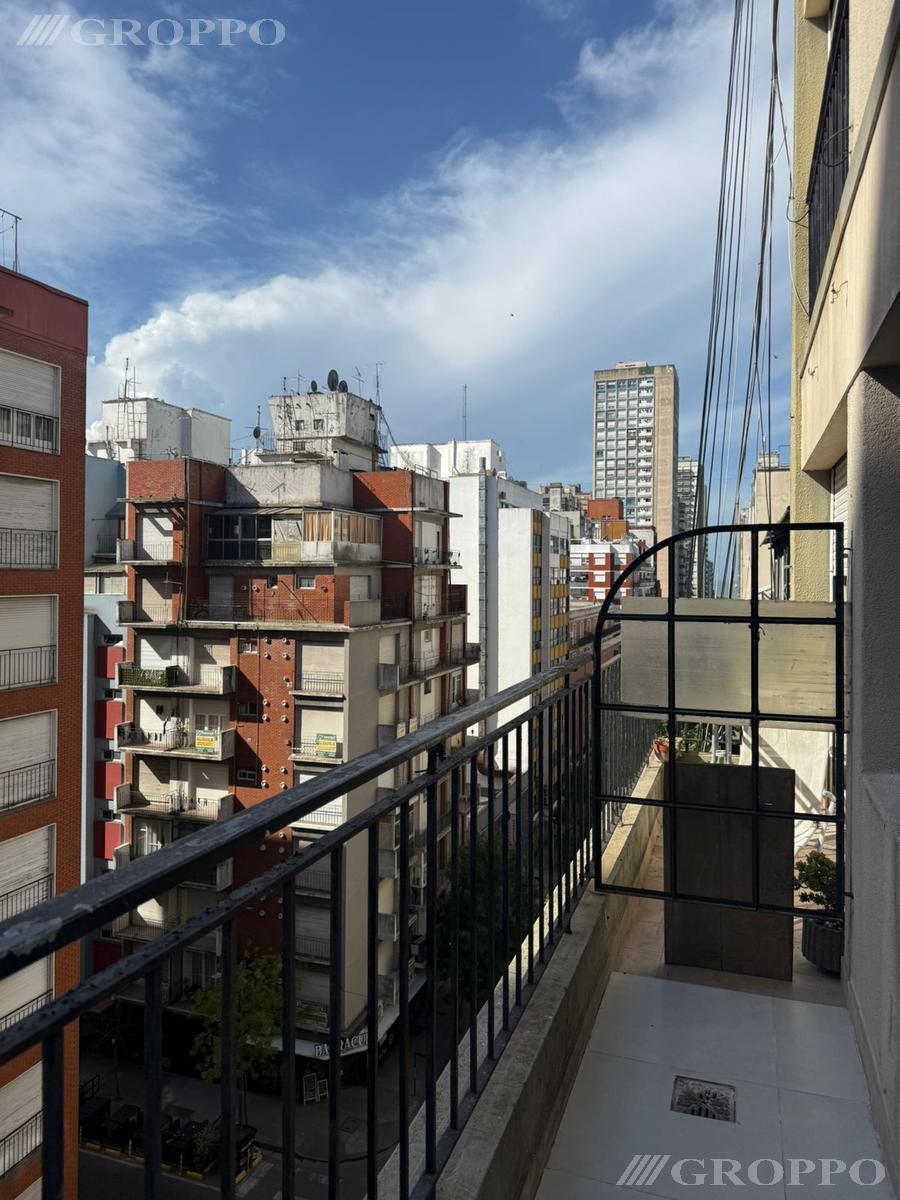 Departamento de 1 ambiente a la calle con balcón saliente. - Reciclado a nuevo- Piso alto, muy luminoso- Cocina separada- Baño con ducha- Calefactor tiro balanceado- Se entrega totalmente amoblado y d