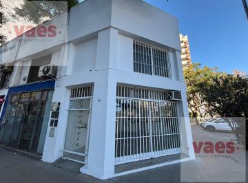 Local comercial · 45m² · 2 Ambientes · Alquiler – Local Comercial de Dos Plantas con Amplia Vidriera en Esquina Estratégica del Centro