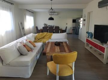 Casa · 160m² · 4 Ambientes · 2 Cocheras · Casa en Villa Rosa