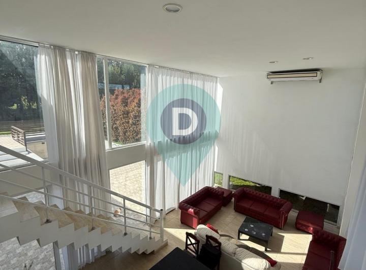 Casa · 342m² · 3 Ambientes · 14 Cocheras