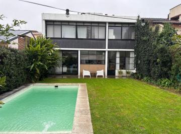 Casa de 5 ambientes, San Isidro · Muy Linda Casa de Estilo Mid - Century Modern, con Espacios Amplios y Jardín y Pileta!