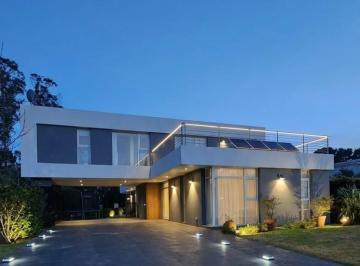 Casa · 235m² · 3 Dormitorios · 2 Cocheras · Chalet 4 Ambientes en Venta en Arenas del Sur