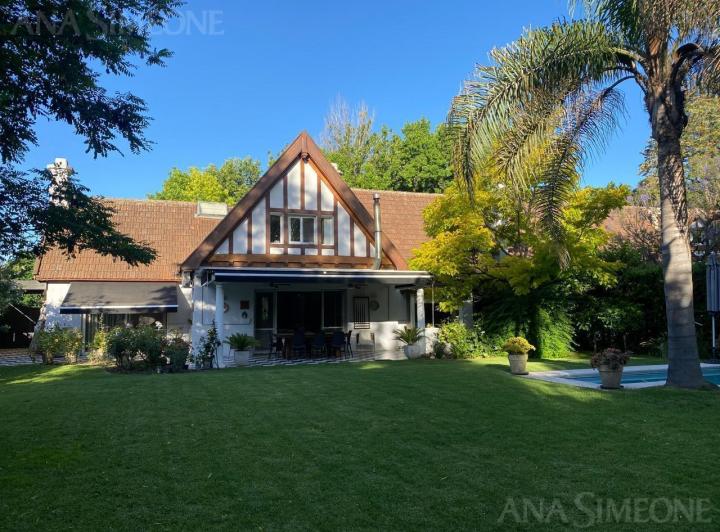 Casa · 300m² · 6 Ambientes · 1 Cochera
