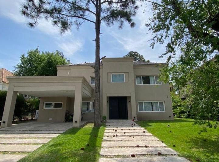 Casa · 430m² · 5 Ambientes · 2 Cocheras