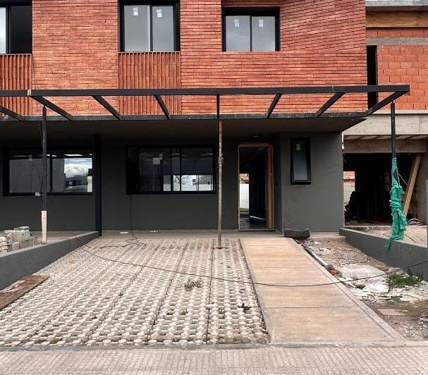 Casa · 176m² · 4 Ambientes · 2 Cocheras