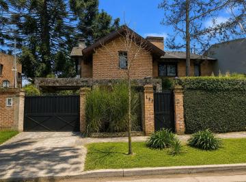 Casa · 200m² · 5 Ambientes · 1 Cochera · Muy Linda Casa en Alquiler en Bella Vista