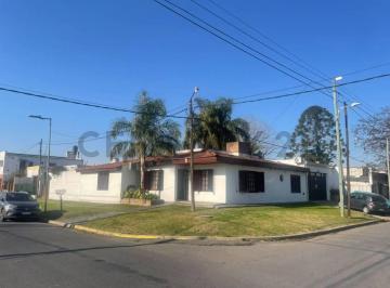 Casa · 180m² · 4 Ambientes · 3 Cocheras · Casa de 2 Dorm. con Cochera en Venta