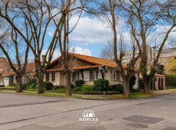 Casa · 169m² · 4 Ambientes · Chalet en Esquina del Barrio Los Troncos