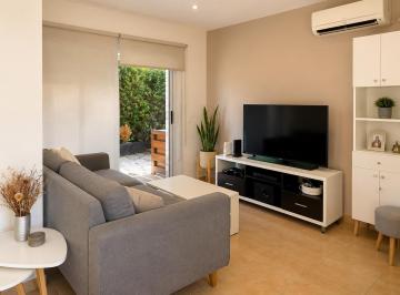 Casa · 70m² · 3 Ambientes · 2 Cocheras · Dúplex en Alquiler - 489 Entre Centenario y 14