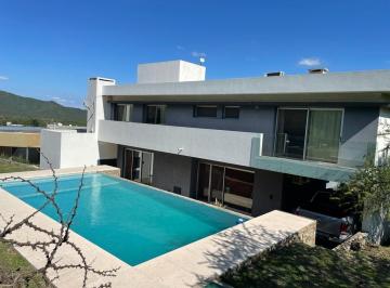 Casa · 350m² · 7 Ambientes · 1 Cochera · Casa en Tierralta