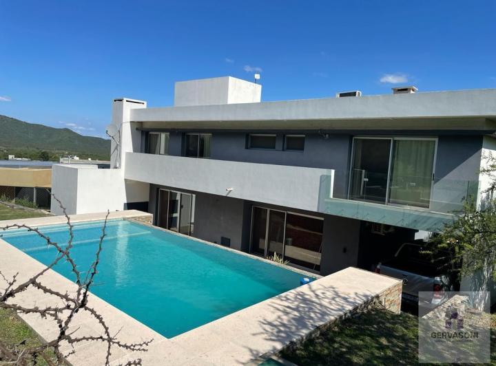 Casa · 350m² · 7 Ambientes · 1 Cochera
