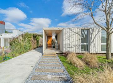 Casa · 200m² · 4 Ambientes · 3 Cocheras · Venta - Casa 4 Ambientes - Piscina - Arenas del Sur