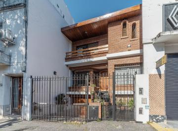 Casa · 266m² · 6 Ambientes · 2 Cocheras · Venta Chalet en Belgrano R | Lote Propio, Jardín y Cochera Doble