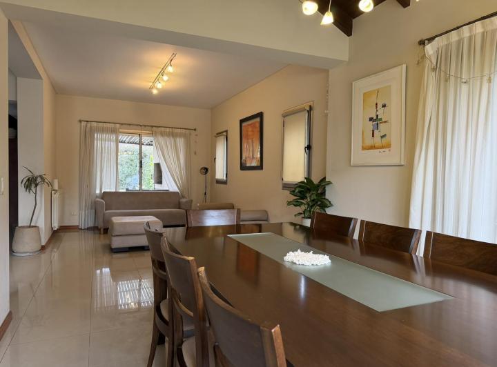 Casa · 237m² · 4 Dormitorios · 1 Cochera