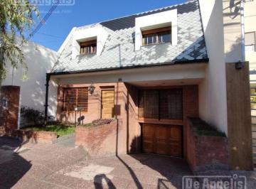 Casa · 200m² · 5 Ambientes · 1 Cochera · Casa en Moron