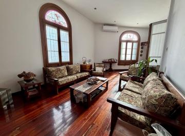 Casa · 130m² · 5 Ambientes · 1 Cochera · Venta de Casa en Esquina con Terraza y Parrilla Excelente Estado en Caballito