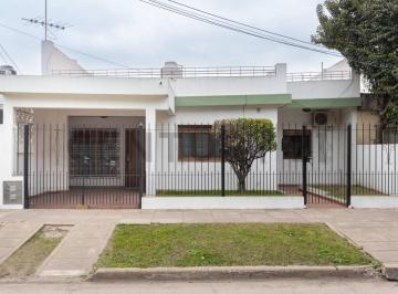 Casa · 89m² · 4 Ambientes · 1 Cochera · Casa 4 Ambientes Apta Crédito Sobre Lote de 242 m² | Cochera, Gran Parque y Potencial de Ampliación