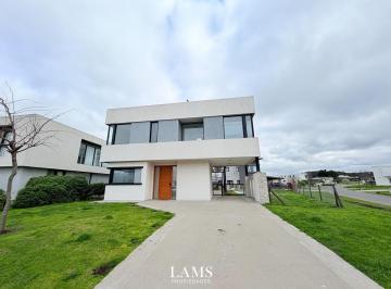 Casa · 190m² · 4 Ambientes · 1 Cochera · Casa en Rumencó Joven - Venta