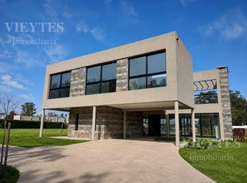 Casa · 220m² · 6 Ambientes · 8 Cocheras · Casa en Venta en Monet