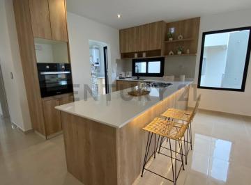 Oficina comercial · 142m² · 4 Dormitorios · 3 Cocheras · Casa Destacada en Una Planta