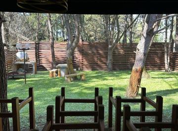 Fondo con Parilla tipo Asador y horno de Fundición; semi cubierto con parrilla interna; juegos de exteriores · Casa en Paseo de Compras
