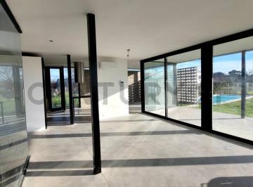 Casa · 104m² · 5 Ambientes · 1 Cochera · Venta de Casa en City Bell La Plata Barrio La Clementina