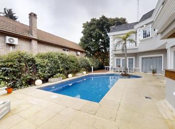 Casa · 417m² · 7 Ambientes · 4 Cocheras · Casa Chalet en Venta de 7 Ambientes en La Rotonda, Boulogne con Jardín, Pileta y Cochera