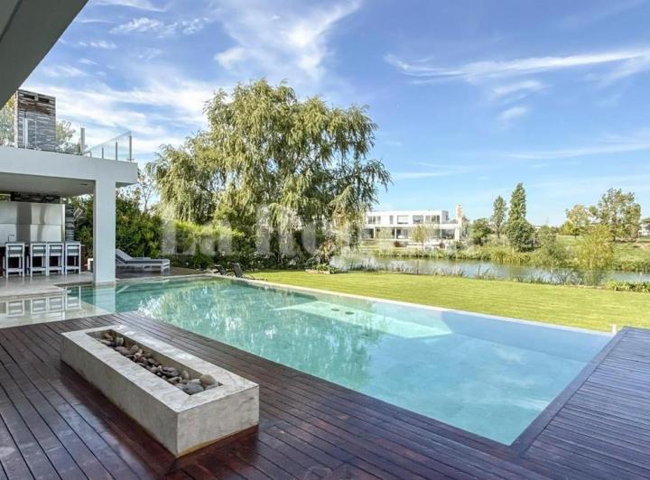 Casa · 543m² · 6 Ambientes · 2 Cocheras