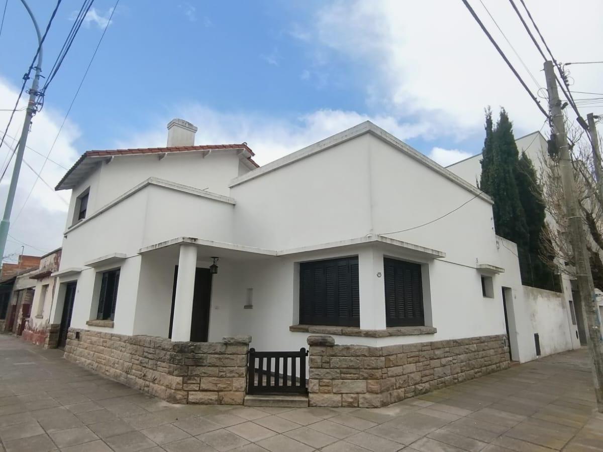 Casa 3 ambientes sobre lote de 210 m2. Planta baja.