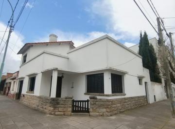 Casa · 210m² · 2 Dormitorios · 1 Cochera · Casa 3 Ambientes Jardín Impecable Pompeya