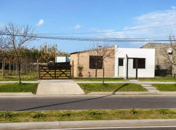 Casa · 97m² · 4 Ambientes · 1 Cochera · Casa con Potencial Sobre Av.