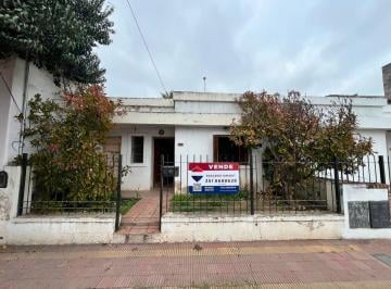 Casa · 108m² · 4 Ambientes · Remax Vende Casa 2 Dorm en Barrio Las Flores