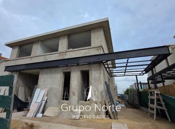 Casa · 298m² · 6 Ambientes · 4 Cocheras · Casa en Venta en Nordelta, Barrio Carpinchos, con Orientación Al Noreste.