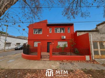 Casa · 216m² · 3 Dormitorios · 2 Cocheras · Casa en Alquiler Rosario, Barrio Parque.